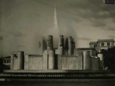 Si trova qui dagli anni 60, quando and� a sostituire la �Fontana Monumentale dell'Acquedotto Pugliese� realizzata nel 1939 dall�Acquedotto Pugliese su progetto dell'ingegner Cesare Brunetti 